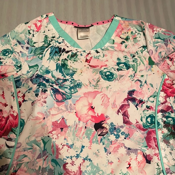 EUC women’s HeartSoul scrub top, size small - Picture 3 of 6